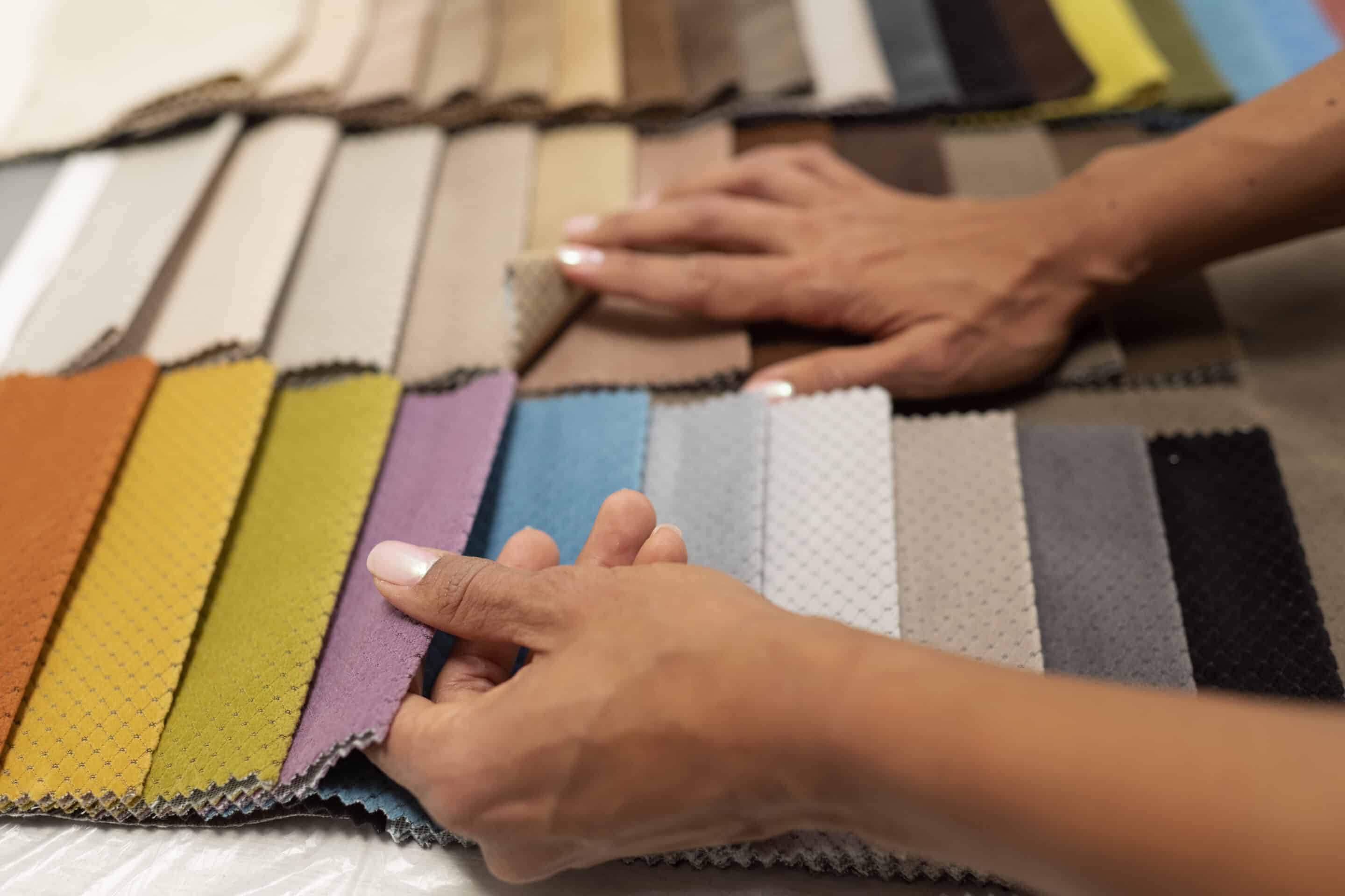 set-designer-work-indoors restauration-et-reparation-tapis-clinique-du-tapis